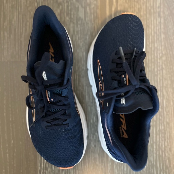 ALTRA Runners (US 6) - Picture 2 of 4